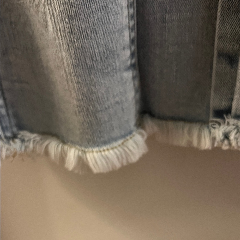 Women's Light Wash Jean Jacket with Frayed Hem - Picture 4 of 7